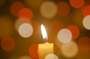 Renk bacground yanan mum ışığı. Renkli bokeh