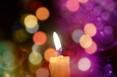 Renk bacground yanan mum ışığı. Renkli bokeh