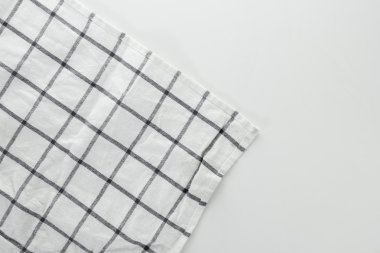 Beyaz ve mavi masa örtüsü