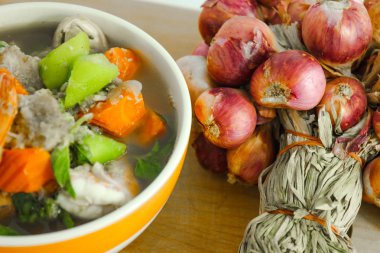 Masanın üzerine Tayland gıda