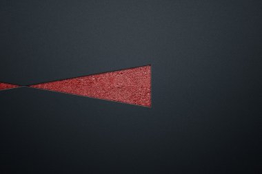 lüks metalik duvarda kırmızı üçgen.