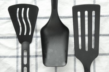 siyah kepçe ve kızartma tavası kürek