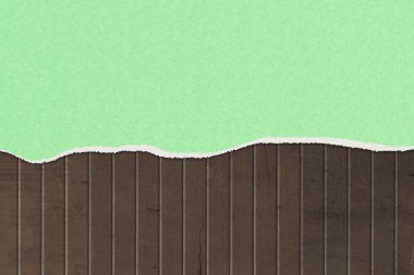 eski ahşap tahta üzerinde yeşil kağıt sökük.