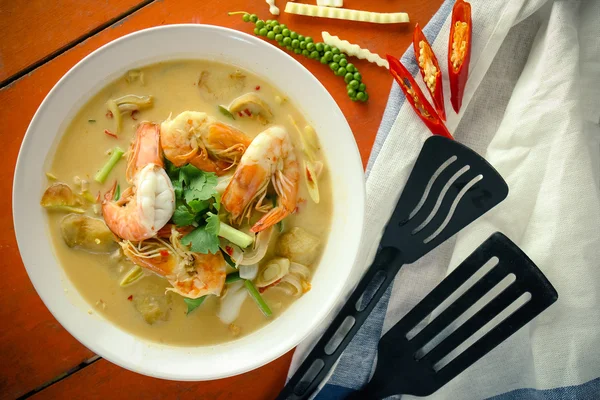 Comida tailandesa en la mesa — Foto de Stock
