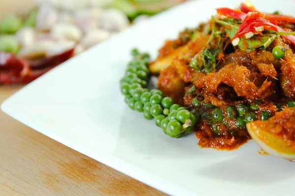 Тайская еда на столе — стоковое фото