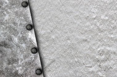 Grunge metal arka plan. Beyaz metal plaka üzerine perçin.