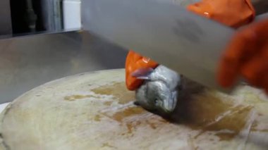 Orfoz balığı pişirme. Çin yemeği.