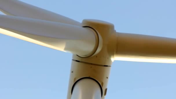 Windturbine met close-up shot. — Stockvideo