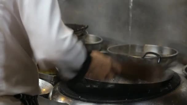 El chef estaba lavando una sartén. . — Vídeo de stock
