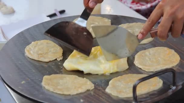 Roti. A comida de rua na Tailândia . — Vídeo de Stock