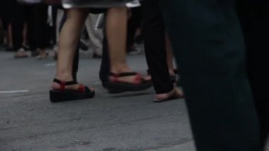 İnsanlar içinde belgili tanımlık çarşı. Düşük görünümü vurdu.