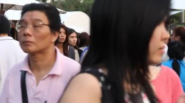 Piyasada yürüyen insanlar.