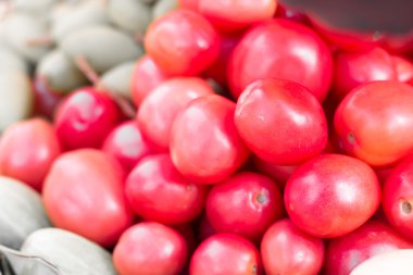 Bir grup taze domates.