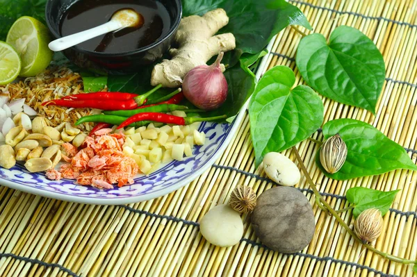 Alimentos envueltos en hojas . — Foto de Stock