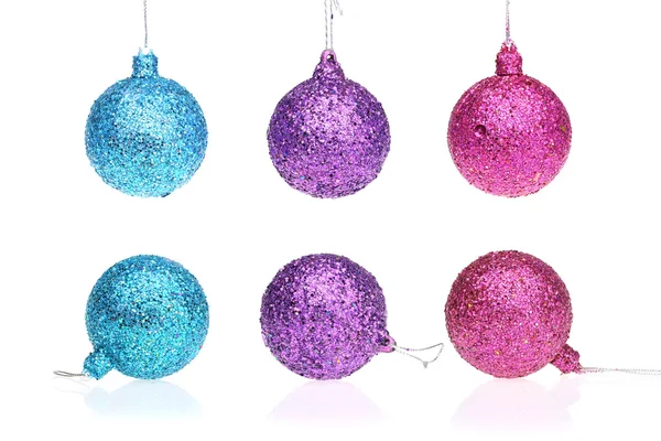 Mavi, mor ve pembe xmas top. Noel süs olarak izole — Stok fotoğraf