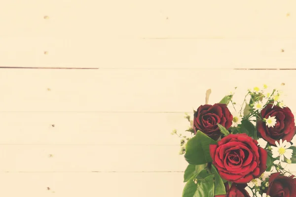 Red roses on the white wooden background in vintage style — Zdjęcie stockowe