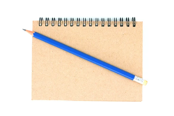 Lápis e caderno sobre fundo branco . — Fotografia de Stock