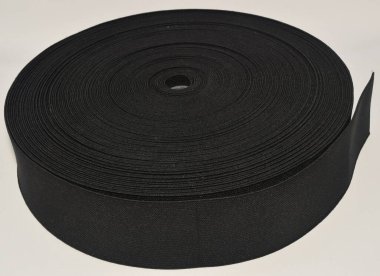 Beyaz arka planda yalıtılmış kumaş nakış işi için siyah örgü elastik makara.