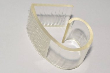 Bir masa eteği klipsleri beyaz arkaplanda izole.