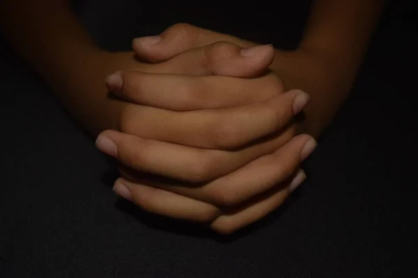 Προσεύχεται Χέρια Του Νέου Ένα Σκοτεινό Φόντο — Φωτογραφία Αρχείου