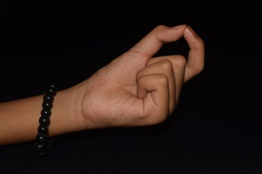 Chinmaya Mudra 'daki eller siyah arkaplanda izole edilmiş..