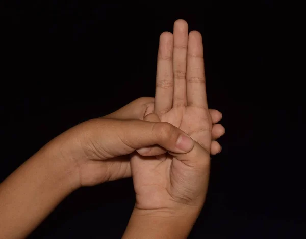 Varuna Mudra 'daki eller siyah arkaplanda izole edildi.