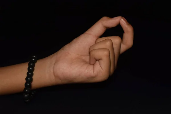 Chinmaya Mudra 'daki eller siyah arkaplanda izole edilmiş..