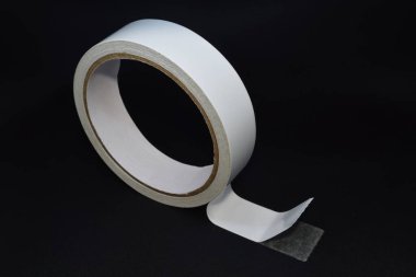 Çift taraflı bant, bandın üzerine kolayca açılabilen bir kabuk açıcı koyun..