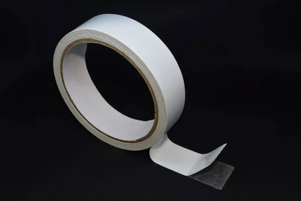 Çift taraflı bant, bandın üzerine kolayca açılabilen bir kabuk açıcı koyun..