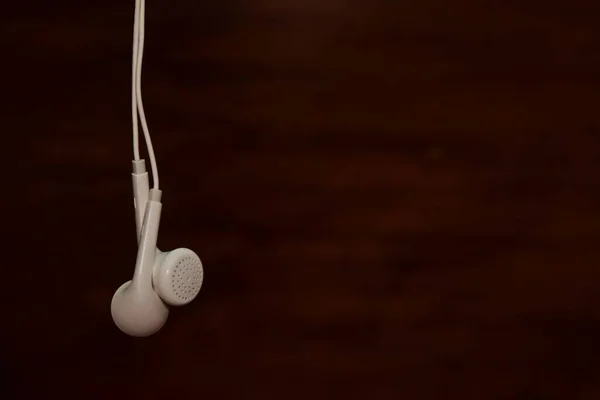 Auriculares Blancos Sobre Fondo Oscuro —  Fotos de Stock