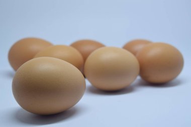 Beyaz arka planda izole edilmiş tavuk yumurtaları.
