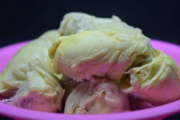 Siyah arka planda taze Durian Fruit. Endonezya 'nın meyve kralı Durian popüler tropik meyve çok lezzetli.