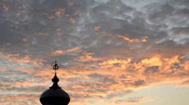 Gündoğumu arkaplanındaki turuncu buluttaki İslam sembolü. zaman aşımı