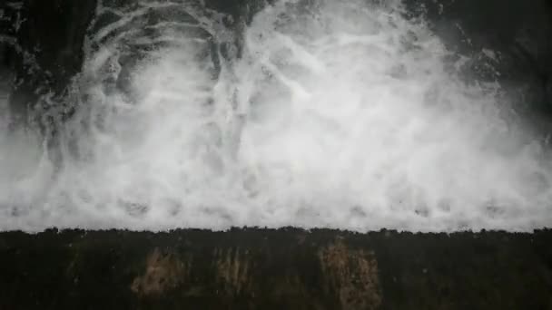 Zicht Water Dat Door Poorten Stroomt Bij Een Dam — Stockvideo