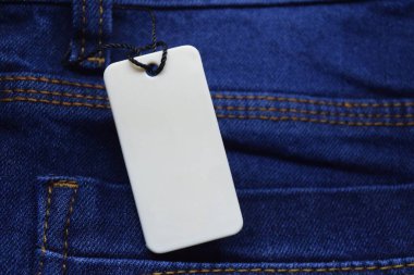 Kotun mavi arka planında fiyat etiketi