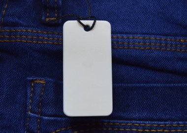 Kotun mavi arka planında fiyat etiketi. Alışveriş konsepti