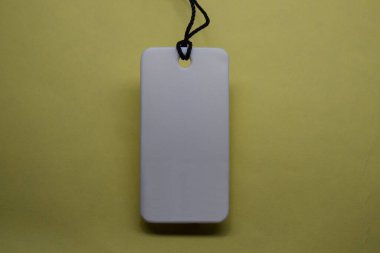 Sarı arka plandaki boş fiyat etiketi. Alışveriş konsepti