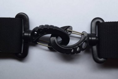 Plastik bir kancaya yakın dur. Ağ askısı kancası. Döner kanca.