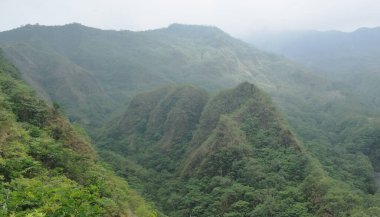 Dağlarda güzel bir sabah manzarası.