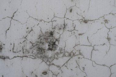 Eski beton duvarlardaki çatlaklar