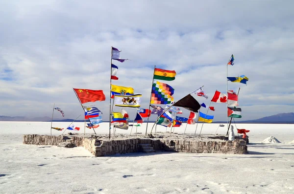 Bolivya 'da Uyuni şehir yakınında tuz çölünde farklı ülkelerin birçok bayrakları. Güney Amerika.