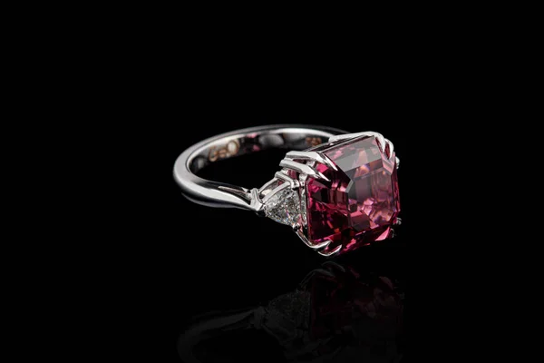 Gyönyörű Arany Gyűrű Turmalin Gyémánt Drágakövek Egy Fekete Háttér Közeli — Stock Fotó