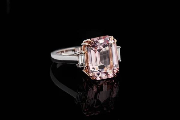 Gyönyörű Arany Gyűrű Morganit Gyémánt Drágakövek Egy Fekete Háttér Közelkép — Stock Fotó