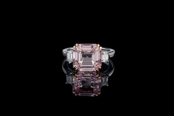 Bellissimo Anello Oro Con Morganite Pietre Diamante Sfondo Nero Primo — Foto Stock