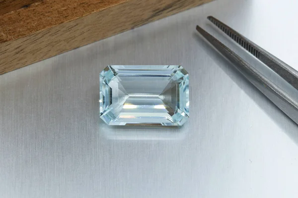 Macromineral Facetado Pedra Aquamarine Com Pinças Fundo Cinza Close — Fotografia de Stock