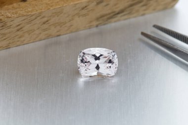 Gri arka planda cımbızla kaplı makro mineral katmanlı taş Morganit.