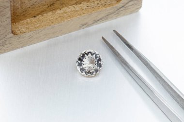 Gri arka planda cımbızla kaplı makro mineral katmanlı taş Morganit.