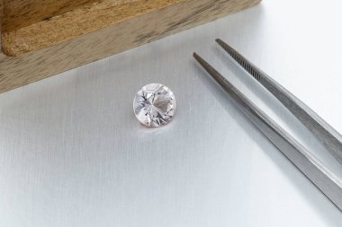 Gri arka planda cımbızla kaplı makro mineral katmanlı taş Morganit.