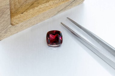 Gri arka planda cımbızla kaplı makro mineral katmanlı taş Garnet.