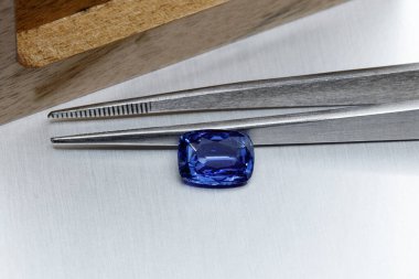 Gri arka planda cımbızla kaplı macro mineral işlemeli taş safir.
